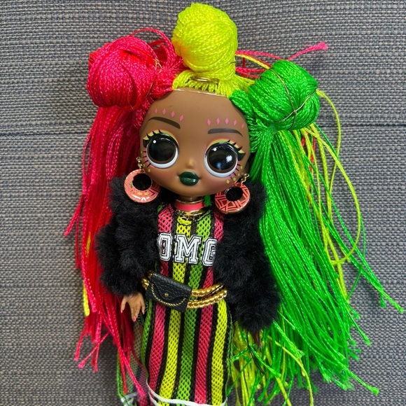 2019 LOL OMG Surprise Sways Outrageous Queen Doll Multi-Color Hair - Picture 2 of 4